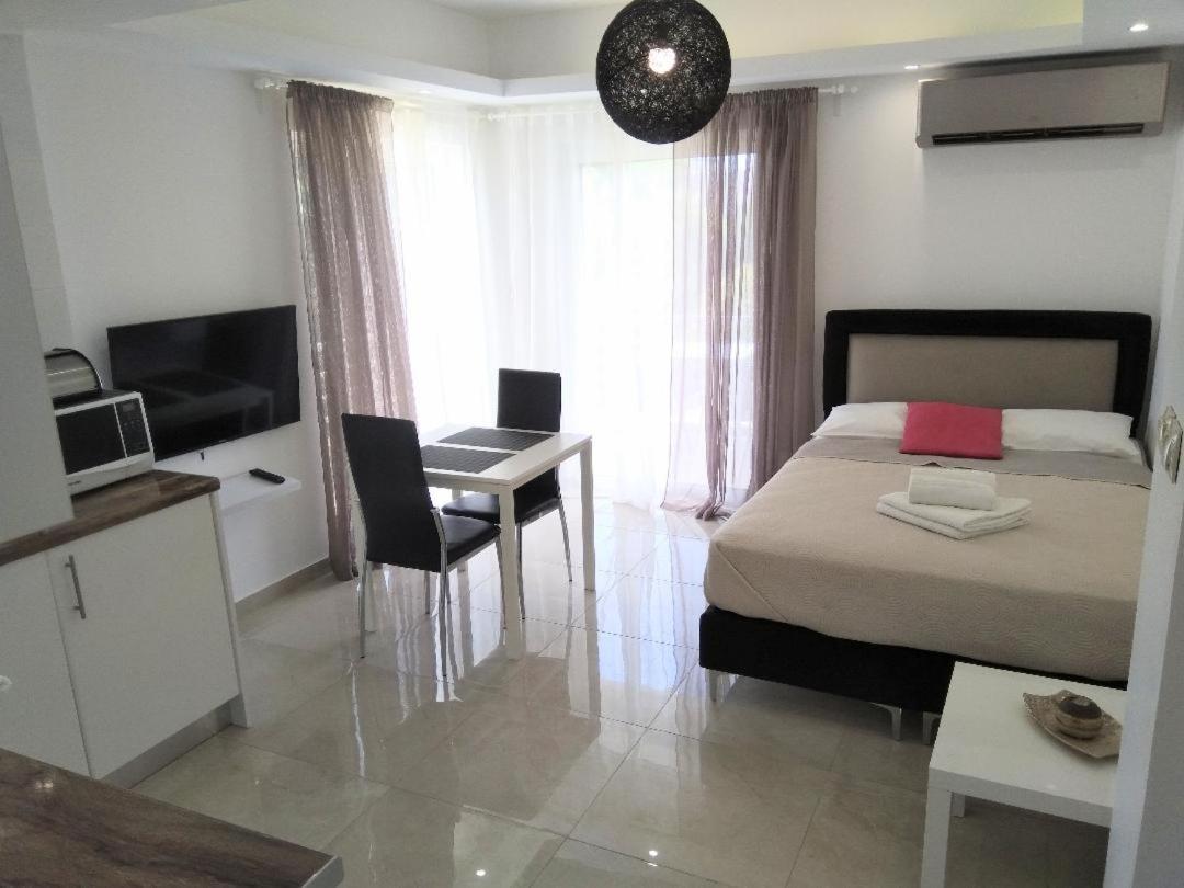Athena Apartment Artemida  Exterior photo